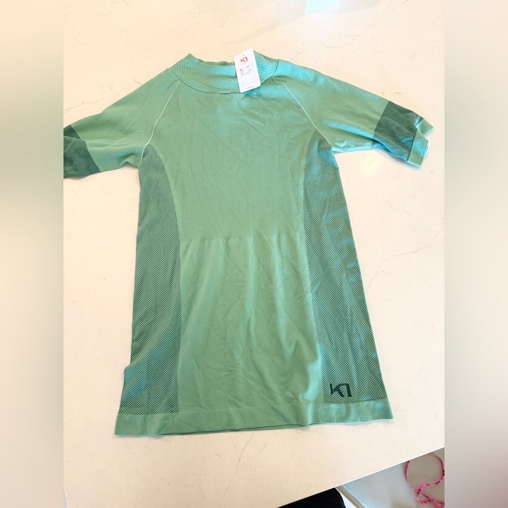 NWT KARI TRAA Sophie Tee sage green functional t shirt workout M